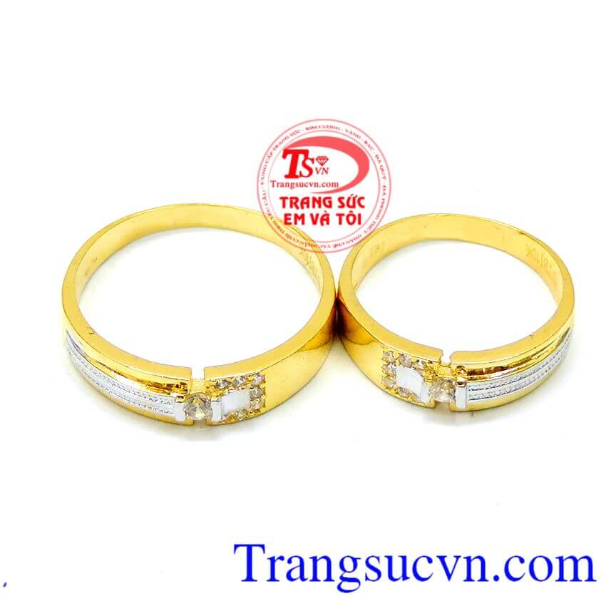 Và đôi nhẫn cưới nhỏ xinh xắn này sẽ đi theo bạn trong suốt cuộc hành trình dài của cuộc hôn nhân