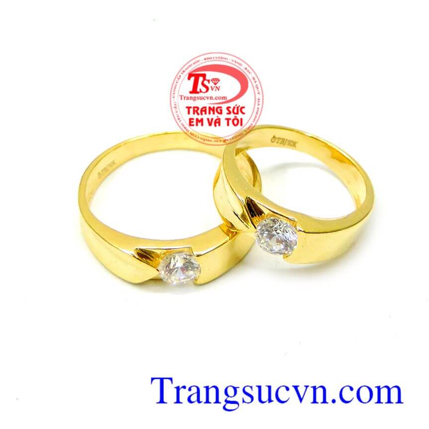 Đôi nhẫn cưới đính đá đẹp được thiết kế khá tinh tế sang trọng sản phẩm được chế tác từ chất liệu vàng 10K