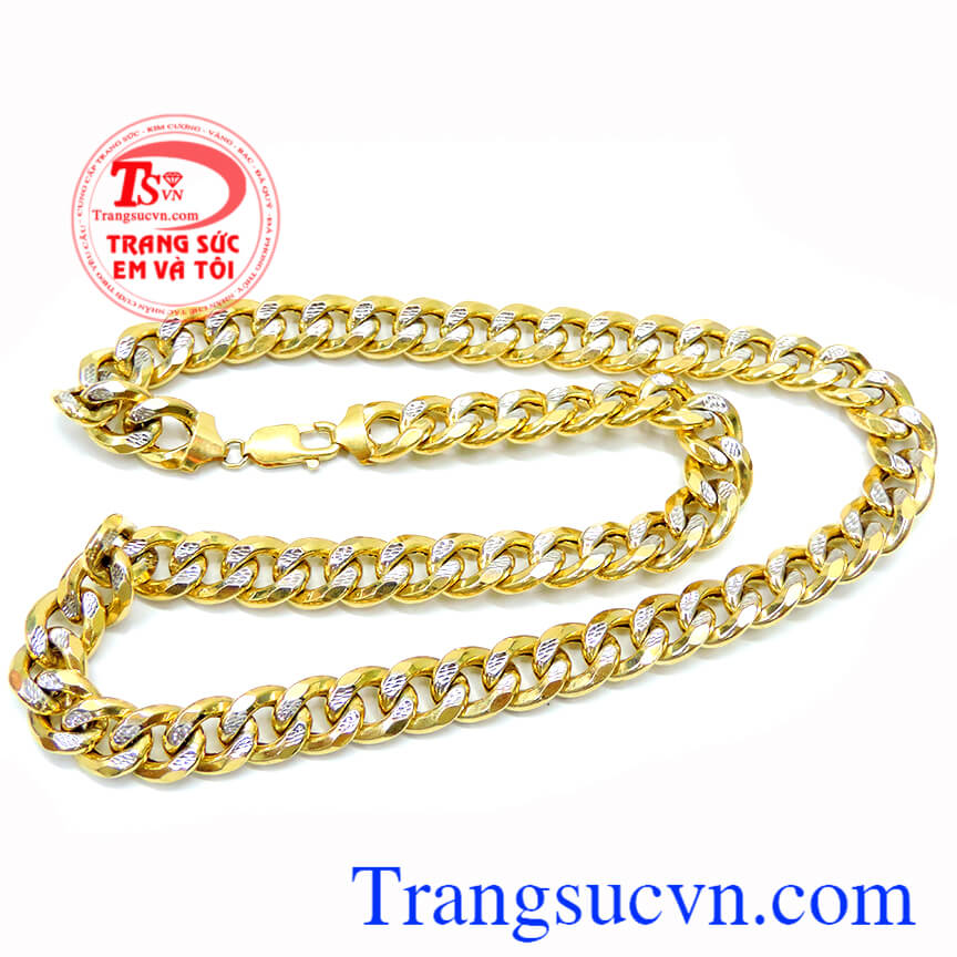 Chiếc dây chuyền vàng cho nam còn như một món trang sức giúp chủ nhân tự tin hơn trong các cuộc gặp với đối tác hoặc bạn bè, bạn gái