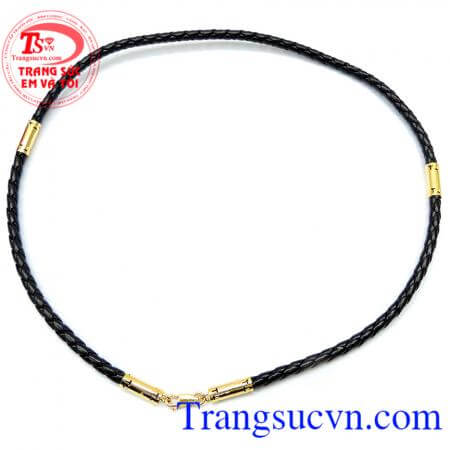 Dây da bọc vàng 10k nam tính, dây da dày dặn lúc bạn đeo trên tay cảm giác rất khỏe mạnh và năng độc đeo lên sẽ toát lên vẻ nam tính,