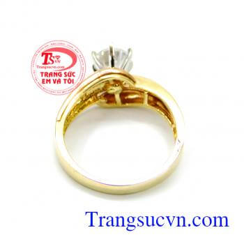 Sự hòa quyện kết hợp giữa các chi tiết uốn lượn và đá trắng tạo lên nét dịu dàng, đằm thắm. Nhẫn nữ vàng 18k đính đá đẹp