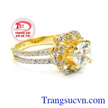 Bàn tay của bạn sẽ thu hút được nhiều ánh nhìn hơn nếu trên tay đeo mẫu nhẫn nữ đính đá to đẹp này. Nhẫn nữ vàng đính đá lung linh