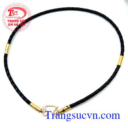 Mặt dây chuyền nam tôn lên được vẻ đẹp quý phái mang lại vẻ đẹp sang trọng đeo hhợp thời trang với xu hướng hiện nay