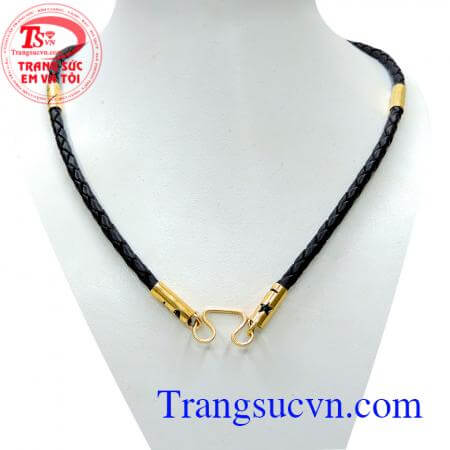 Dây da bọc vàng 10k mạnh mẽ là dây da bọc vàng 10k loại trơn kết hợp với 4 đốt vàng hình sao đẹp chất liệu vàng 10k sáng bóng