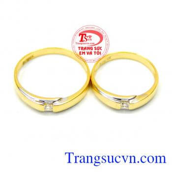 Đôi nhẫn cưới 10k giá rẻ là biểu tượng tình yêu bất diệt của cặp vợ chồng với hy vọng mang tới sự chung thuỷ trong hôn nhân và lâu bền tới đầu bạc răng long làm từ chất liệu vàng 10k sáng bóng