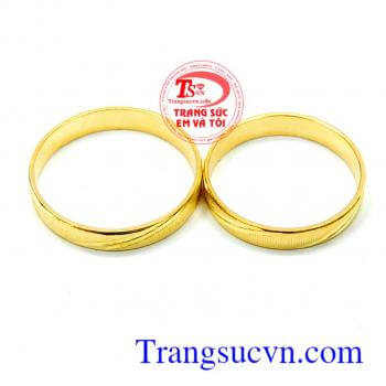 Sản phẩm được thực hiện trên chiếc nhẫn còn nổi bật với những được cắt, phạt chéo trên bề mặt chiếc nhẫn