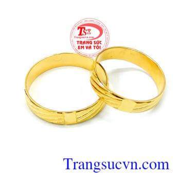 Cặp nhẫn cưới 10k tình yêu đẹp sẽ thích hợp với những cặp đôi nào yêu thích sự phá cách, mang phong cách mạnh mẽ, cá tính nổi bật với nhiều chi tiết khác nhau