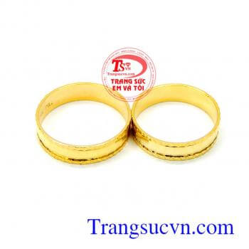 Sản phẩm độc đáo cho những ai không thích sự trùng lặp nổi bật với những được cắt, phạt chéo trên bề mặt chiếc nhẫn, tạo nên những gờ có hình dáng đặc sắc