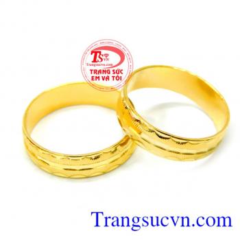 Những chi tiết hoa văn cổ điển tạo điểm nhấn cho sản phẩm tuy đơn giản nhưng hết sức tinh tế mang tới vẻ đẹp hoàn hảo cho cặp nhẫn cưới vàng 10K