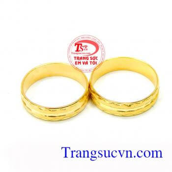 Đôi nhẫn cưới kỉ vật tình yêu được thiết kế tinh xảo với những những đường cắt tỉa gọn gàng, tinh tế