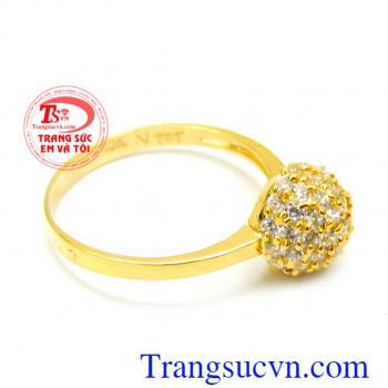 Nền nhẫn đều được gắn khá nhiều đá CZ nhỏ đẹp tạo nên vẻ đẹp lung linh cho sản phẩm. Nhẫn nữ 10k bông đá lung linh