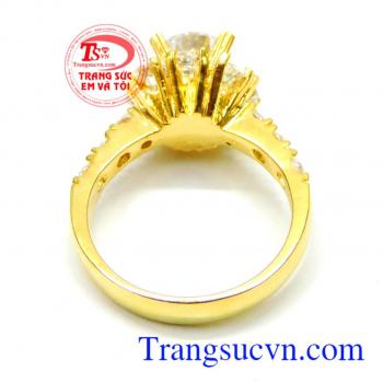 Từng ánh mắt, cử chỉ đều là cách để giúp bạn biểu hiện những yêu thương chân thành nhất giành cho người phụ nữ mà bạn yêu thương. Nhẫn nữ đính đá quý phái