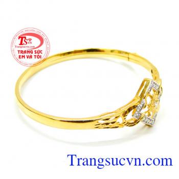 Vòng nữ vàng đeo tay cá tính sẽ là món quà tết vô cùng ý nghĩa dành tặng cho người thân làm từ vật liệu 10k sáng bóng. 