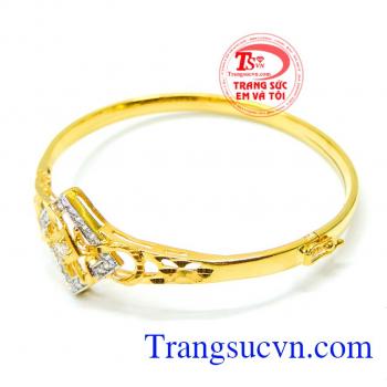 Đính nhiều viên đá trắng nhỏ li ti. Vòng nữ vàng đeo tay cá tính