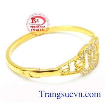 Vòng nữ vàng chanel kiểu đẹp đẹp giá rẻ với thiết kế hoa văn vô cùng tinh xảo.