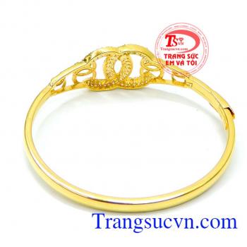 Với thiết kế lấy thương hiệu chanel nổi tiếng điểm xuyến thêm vòng tay vàng là những viên đá nhỏ tô thêm vẻ đẹp lung linh. Vòng nữ vàng chanel kiểu đẹp