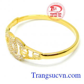 Tôn lên vẻ đẹp thanh lịch và vô cùng tinh tế được làm từ vàng 10K nguyên chất. Vòng nữ vàng chanel kiểu đẹp