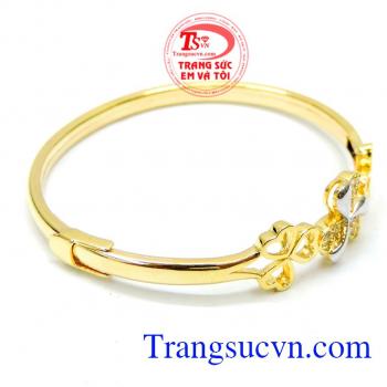 Vòng nữ vàng cỏ 3lá tưới sáng làm từ chất liệu vàng 10k với thiết kế đẹp. 