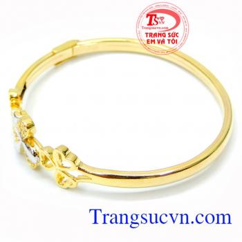 Màu vàng sáng lấp lánh sẽ là phụ kiện giúp bạn gái thêm đẹp và quyến rũ vòng tay vàng tây đẹp. Vòng nữ vàng cỏ 3lá tưới sáng