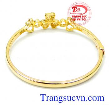 Mang đến cho người đeo vẻ đẹp sang trọng quý phái. Vòng nữ vàng cỏ 3lá tưới sáng