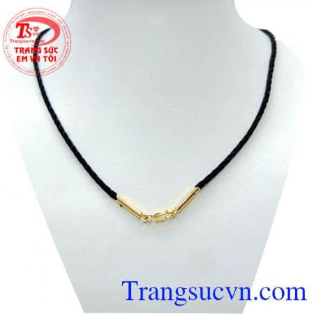 Dây dù bọc vàng 10k giá rẻ là kiểu dây đeo chắc chắn và dày dặn, lúc bạn đeo  cảm giác rất khỏe mạnh và năng độc đeo lên sẽ toát lên vẻ nam tính