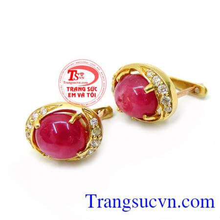 Với những sản phẩm khuyên tai ngắn như thế này sẽ rất phù hợp với những cố nàng đang sở hữu mái tóc dài hay khuôn mặt bầu bĩnh làm cho đối phương bị cuốn hút hơn mỗi khi đối diện với bạn