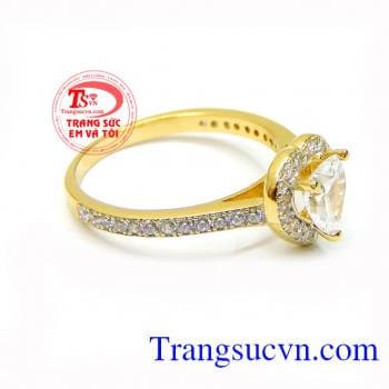 Mặt nhẫn được tạo hình trái tim được đính viên đá đẹp khi kết hợp với vàng 10k tạo nên sự tinh khôi, sang trọng. Nhẫn nữ vàng đá trái tim