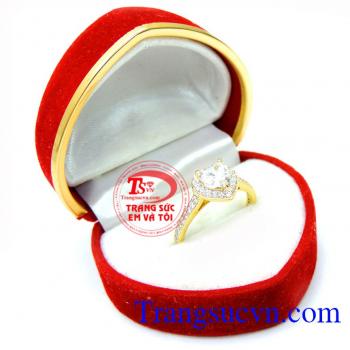 Sản phẩm sẽ khiến bàn tay nhỏ xinh của nữ chủ nhân thon thả. Nhẫn nữ vàng đá trái tim