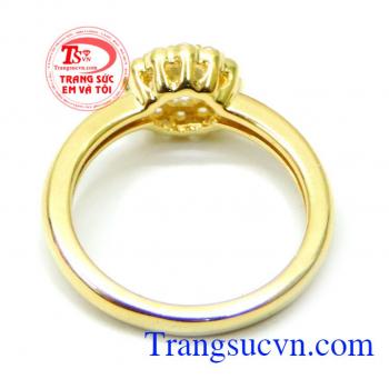 Được nhiều người ưa chuộng , tin tưởng sự dụng trong nhiều năm. Nhẫn nữ vàng mặt đá bông hoa