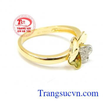 Với mặt hình bông hoa tình yêu lãng mạng. Nhẫn nữ mặt vàng hoa 10k
