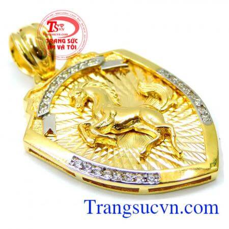 con ngựa là biểu tượng cho sự mạnh mẽ trung thành , vượt qua bao nhiêu sóng gió , của sự kiên nhẫn, bền bỉ, lâu dài, là con vật mang lại sự, may mắn. Mặt vàng nam ngựa công danh