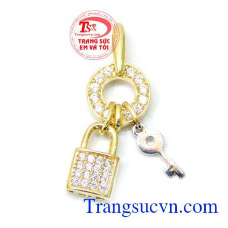 Mặt nữ chìa khóa tình yêu, được thiết kế tinh xảo mới lạ độc, đá kết đẹp, nghệ thuật thể hiện tình yêu chung thủy