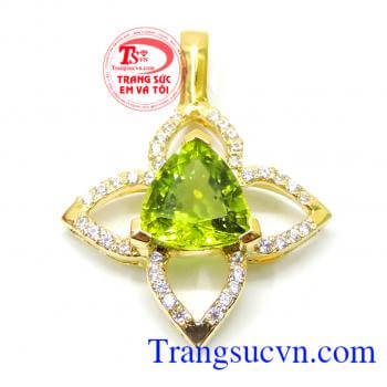 Mặt nữ peridot 18k mệnh mộc là loại đá có màu sắc kết hợp giữa vàng cao quý và xanh lục hi vọng nên khi đeo trang sức đá peridot nó giúp người đeo thêm cá tính tự tin, mang lại vẻ đẹp kiêu xa đeo hợp thời trang