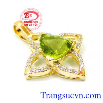 Mặt nữ peridot 18k mệnh mộc mang lại nhiều may mắn với vàng 18k sáng bóng bởi khi được gắn trên trang sức nó sẽ khiến chủ nhân quyến rũ