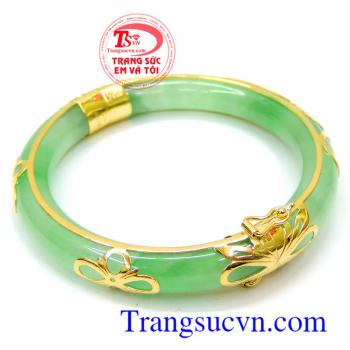 Vòng ngọc tiền tài ,may mắn , mang lại cho người đeo sự bình an. Vòng jadeite đeo hợp mệnh