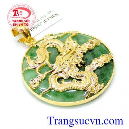 vẻ đẹp sang trọng cũng như sự thiêng liêng của linh vật kết hợp với chất ngọc jadeite tự nhiên mang lại sự hài hòa, Mặt rồng đeo phong thủy