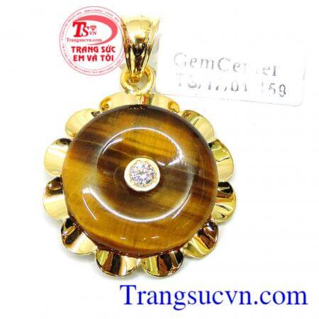 Mặt dây đá bọc vàng duyên dáng đem lại may mắn, giữ của cho người chủ sở hữu.