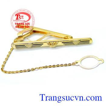 Kẹp caravat đẹp hơn với nét hàng hiệu. 