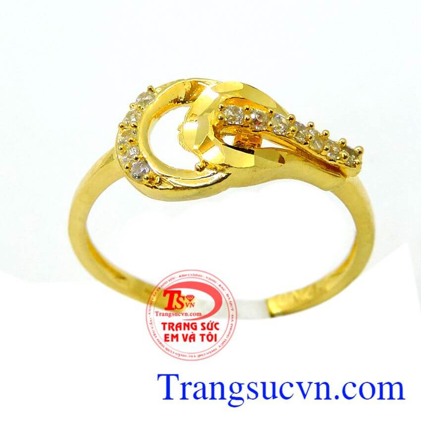Chiếc Nhẫn nhẹ vàng xinh, với thiết kế chiếc nhẫn nữ nhẹ nhàng xinh xinh trên những ngón tay. 