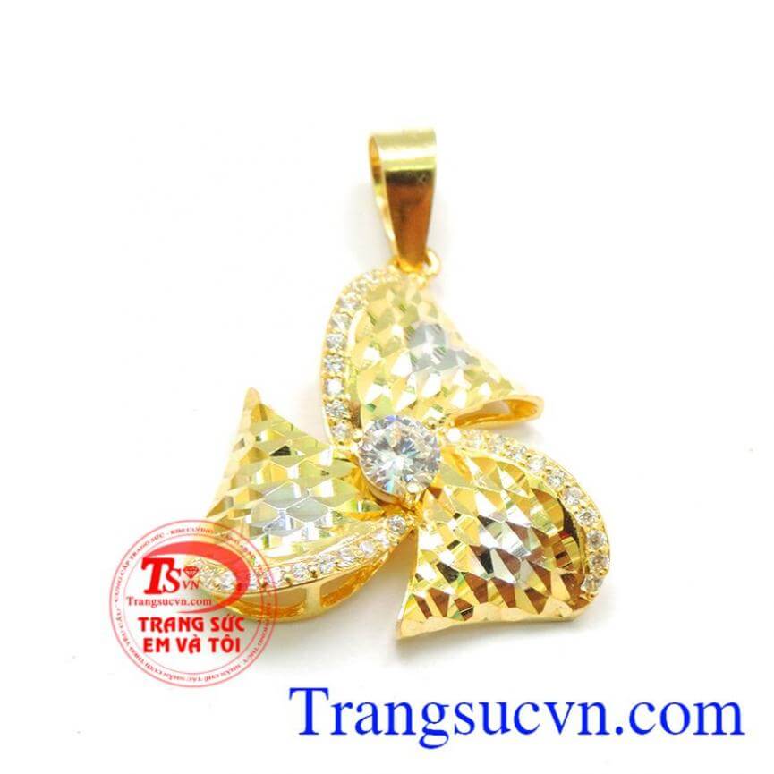 Mặt dây chuyền hoa sang trọng