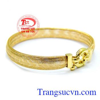 Đeo ở cổ tay tạo nên sự quyến rũ cho phái đẹp. Lắc tay vòng vàng