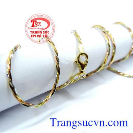 3 dây tết(bện) vào nhau tạo độ tương phản cho chiếc dây chuyền đẹp và duyên dáng trên cổ phái đẹp