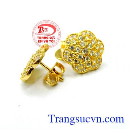 Hoa tai ôm sát tôn lên vẻ nữ tính, dịu dàng mà cô nàng nào cũng yêu thích.