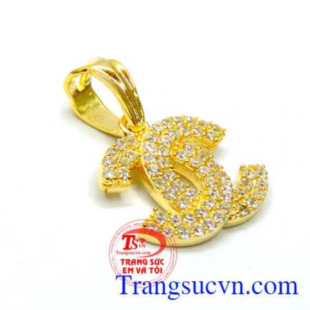 Mặt nũ vàng Chanel