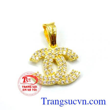 Chiếc Mặt nũ vàng Chanel logo hàng hiệu được làm thành mặt dây chuyền vàng đeo cùng dây chuyền vàng,