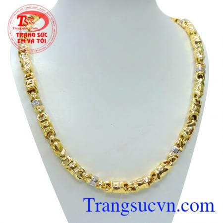 Chiếc Dây chuyền vàng phái mạnh,Dây chuyền vàng được thiết kế to và khối cân đối làm nổi bật sợi dây chuyền khi đeo trên cổ, dây chuyền hai màu trẻ và nam tính