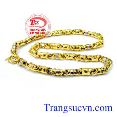 Chiếc Dây chuyền vàng phái mạnh,Dây chuyền vàng được thiết kế to và khối cân đối làm nổi bật sợi dây chuyền khi đeo trên cổ, dây chuyền hai màu trẻ và nam tính