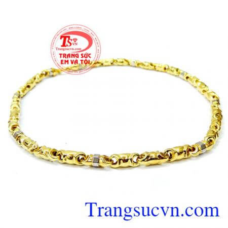 Chiếc Dây chuyền vàng phái mạnh,Dây chuyền vàng được thiết kế to và khối cân đối làm nổi bật sợi dây chuyền khi đeo trên cổ, dây chuyền hai màu trẻ và nam tính
