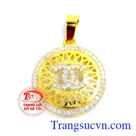 Chiếc Mặt dây chuyền vàng nữ Chanel,Mặt dây làm bằng vàng, chất lượng vàng đảm bảo, gắn đá kết quang,mặt logo chanel ở chính giữa, bảo hành 6 tháng, giao toàn quốc