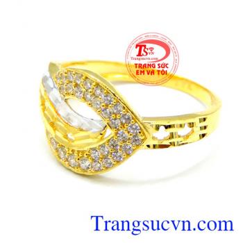 Nhẫn nữ vàng tây được làm từ vàng 10k gắn đá CZ sáng.